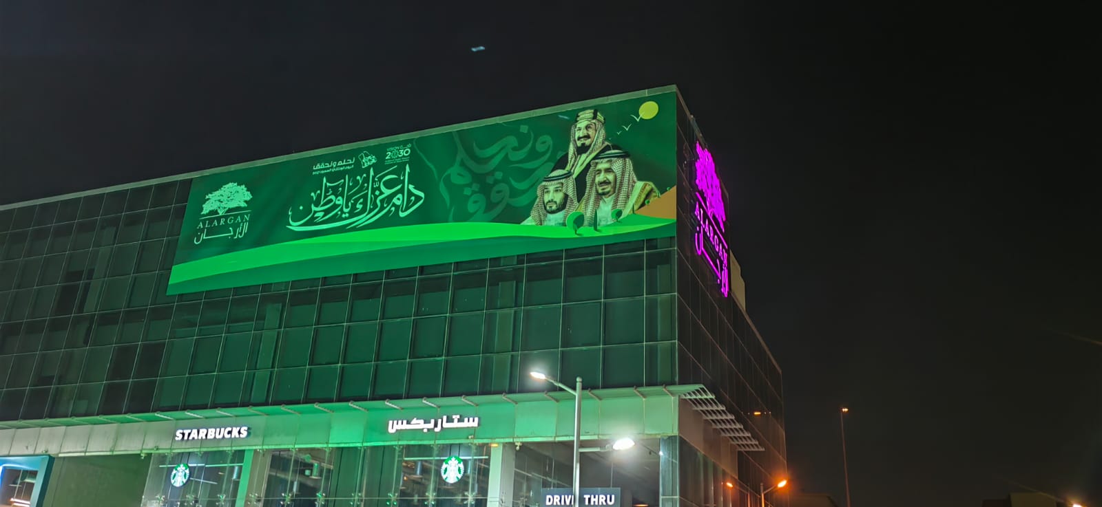 طباعة وتركيب استكرات على المباني